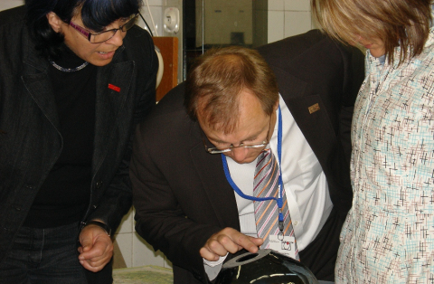 Náměstek hejtmana Radek Cikl v dílnách v Železném Brodě